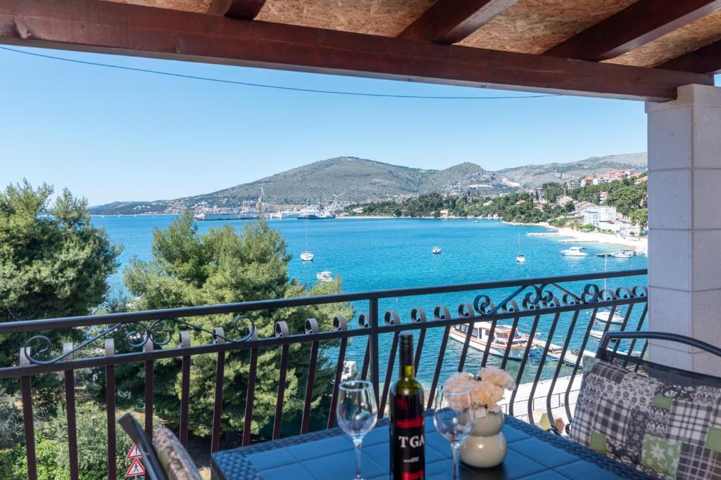 Apartments Villa Mirella 20 m from the sea - free parking