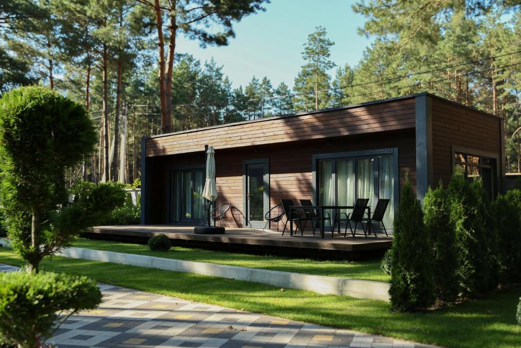 a tiny house in the middle of a yard at Grace Place in Soshnikov