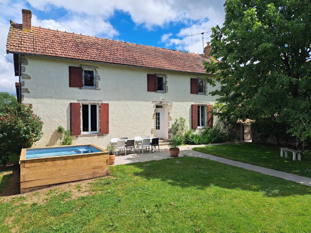 a house with a swimming pool in the yard at Le Cottage de Paul et Angéline in Boismé