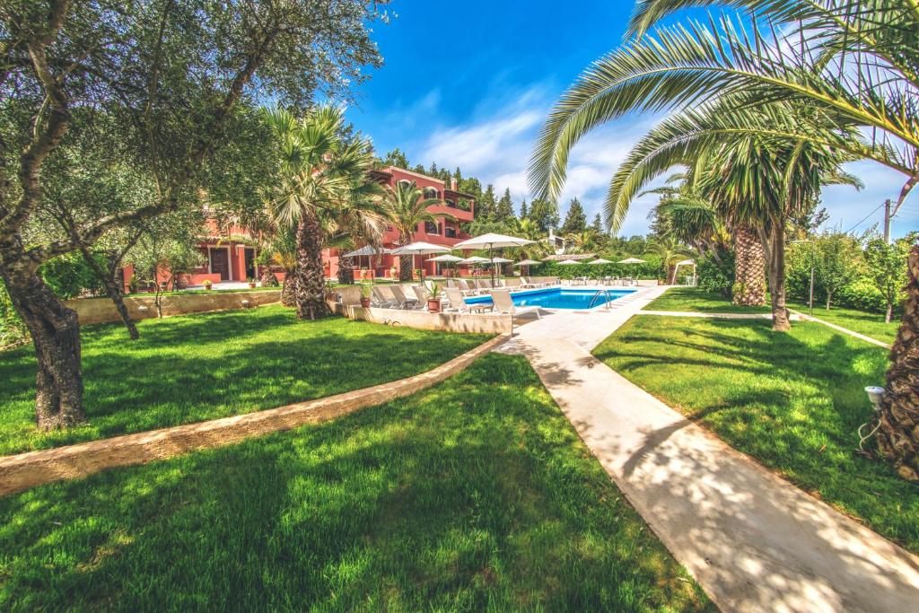 Bazén v ubytování The Palm Garden - Idyllic Pool Apartments in a Green Oasis nebo v jeho okolí