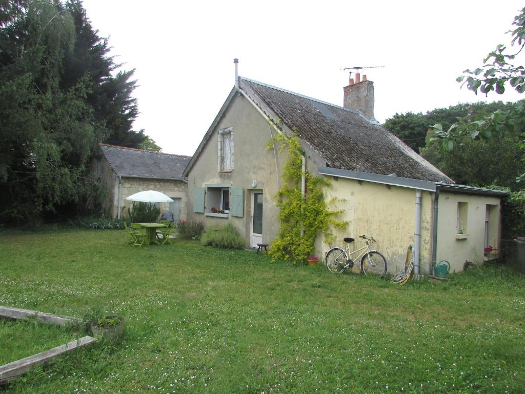 a house with two bikes parked outside of it at Gite la petite pataudiere in Le Guédéniau