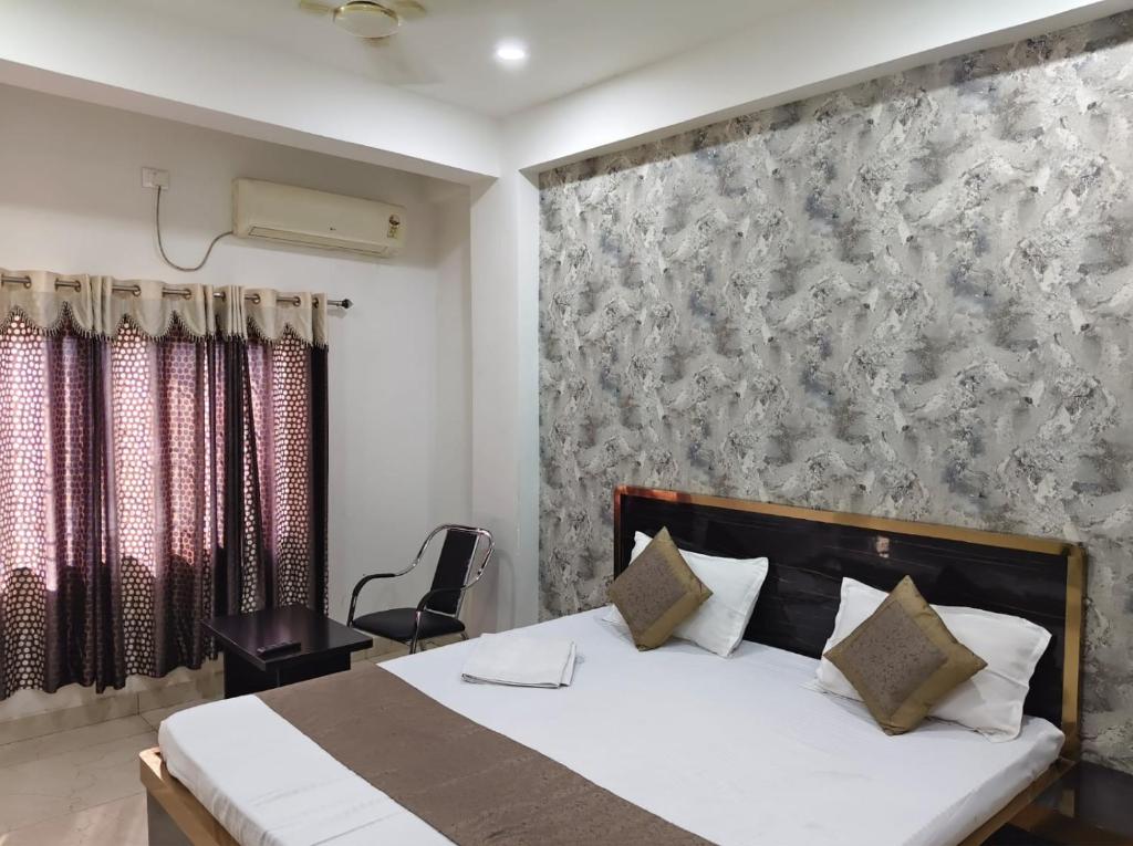 a bedroom with a bed and a wall at Hotel Comfort Inn in Rānchī