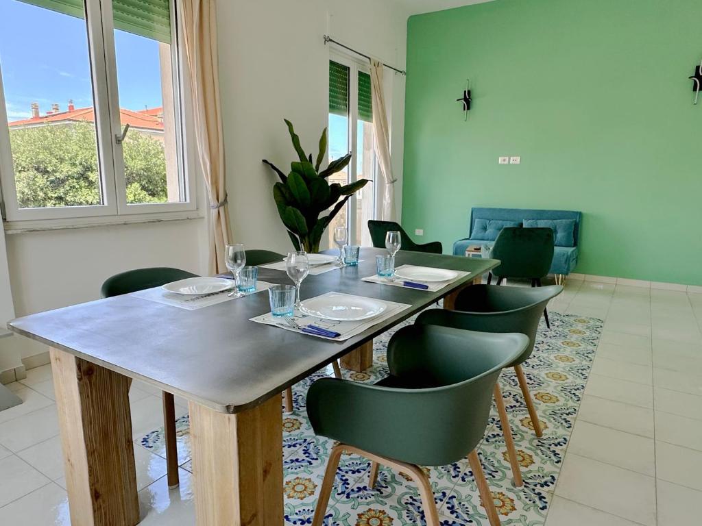 a dining room with a long table and chairs at Capraia,Elba in San Vincenzo