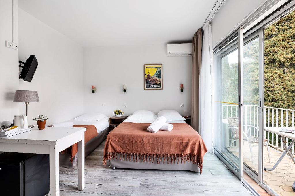Hotel Le Golfe Bleu - Triple Room With Balcony And Partiel Seaview