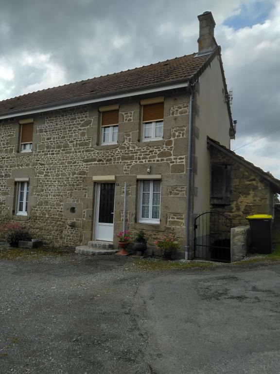 an old brick house with a driveway in front of it at Maison 'Dédé' in La Chapelle-Taillefert