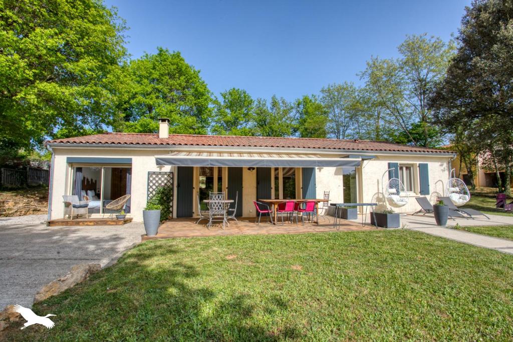 a small house with a patio and a yard at Le Nid du Coderc in Carsac-Aillac