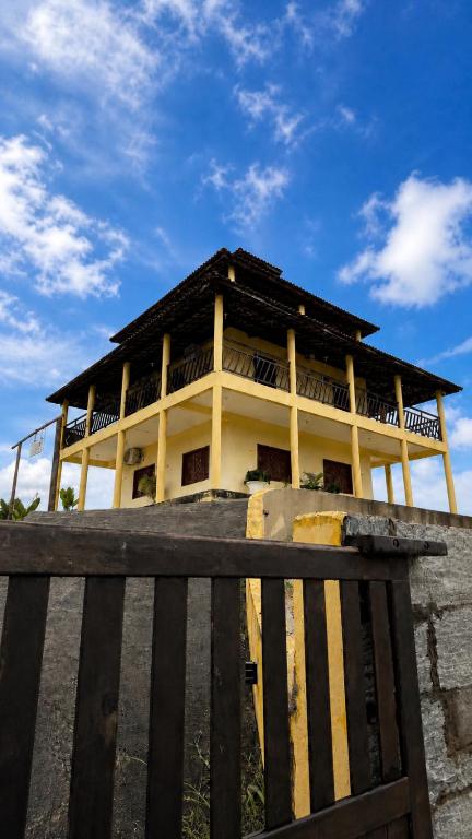 a building with a fence in front of it at Casa da Duna Moitas-Icaraizinho de Amontada Ceará in Praia de Moitas
