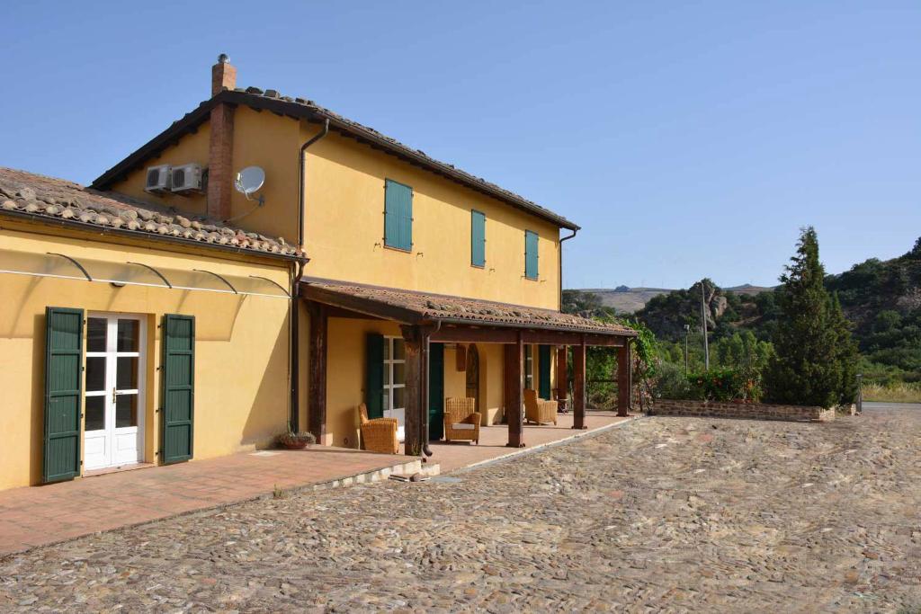 an exterior view of a house with a driveway at Agriturismo Arona in Sperlinga