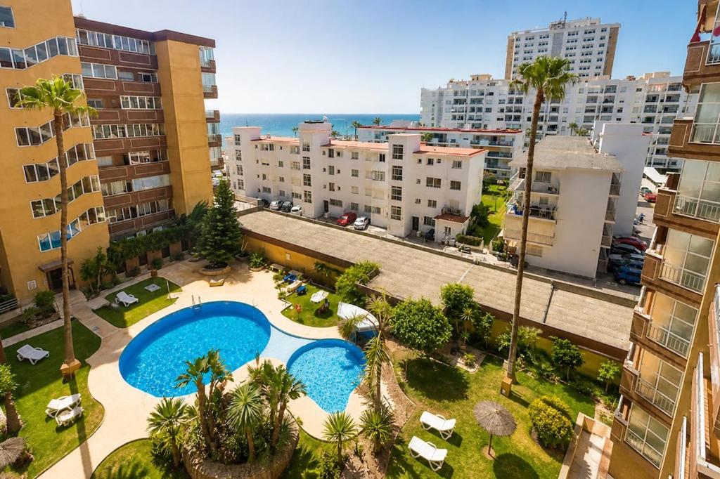 Sea view apartment with pool on the Paseo Marítimo, 4 guests