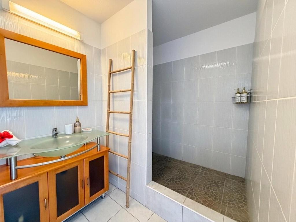 1 Bedroom Downtown Apartment, Private Parking, Wi-Fi - photo 3 - Tahiti, Polynésie