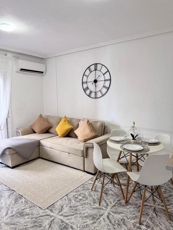 Stylish 1-Bed Apt, Walk to Beach & Amenities