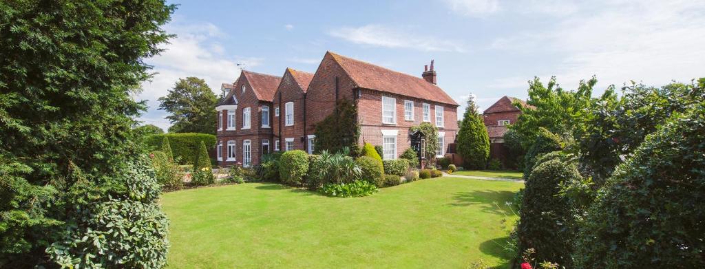 una gran casa de ladrillo con un gran patio en Newtown House Hotel en South Hayling