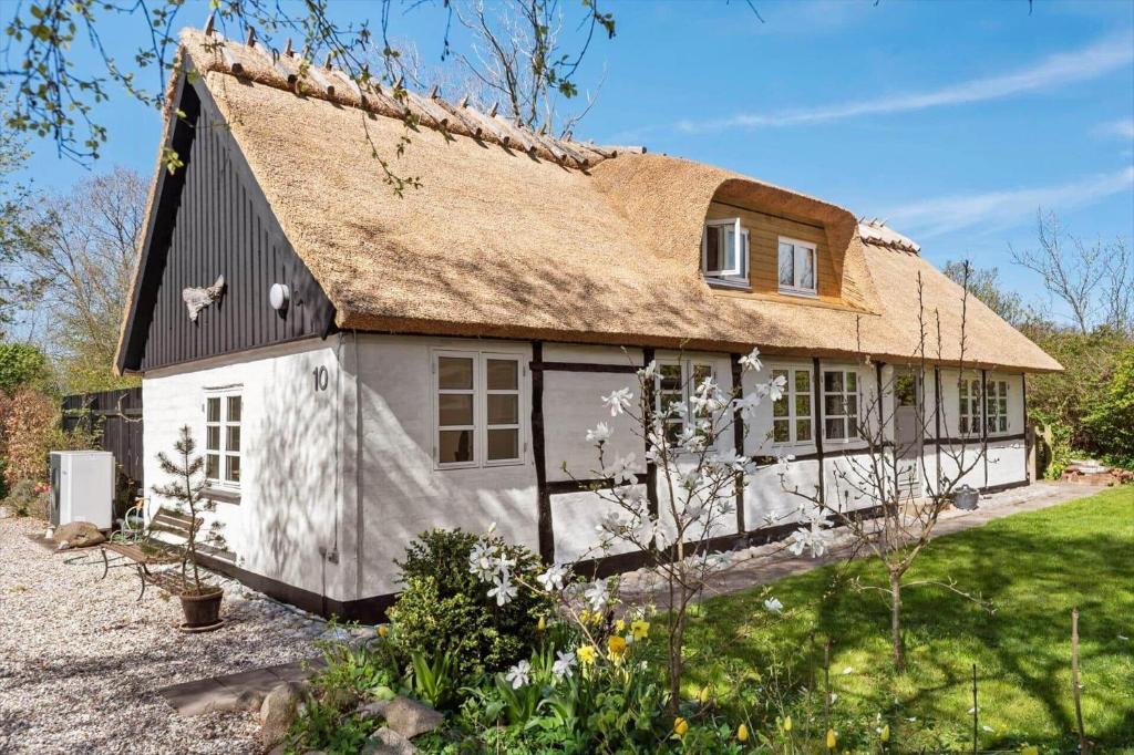 a large white house with a thatched roof at R530-Store-Heddinge-Straedet-10 in Holtug