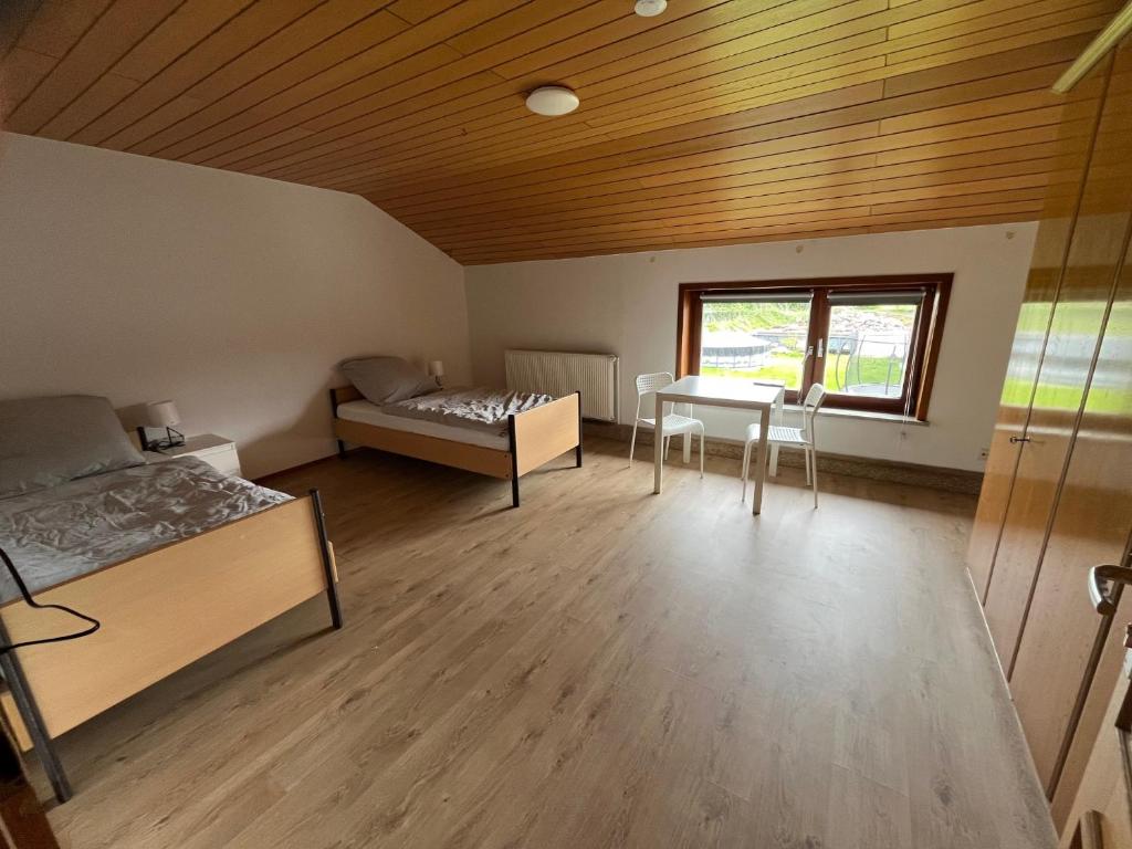 a room with a bed and a desk and a window at Helles großes 2 Bettzimmer in Jerrishoe