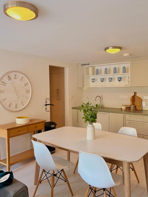 a kitchen and dining room with a table and chairs at 105 beach lodge millendreath in Looe