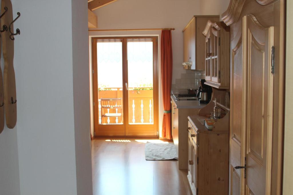 kuchnia z drzwiami prowadzącymi na balkon w obiekcie Aussermairhof w mieście Campo Tures