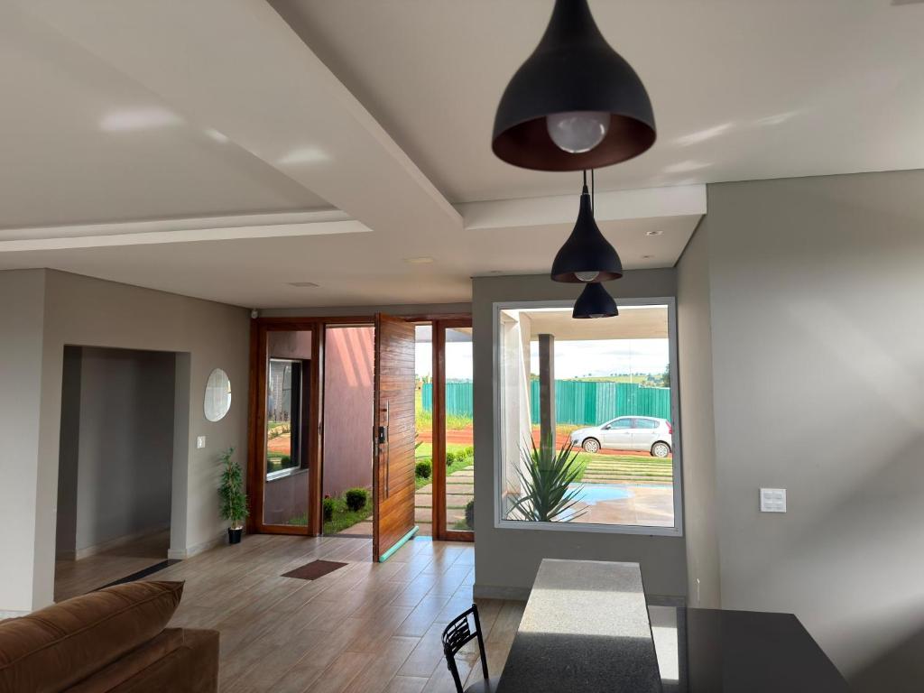 a living room with a couch and a ceiling at Recanto da Bella in Paranapanema