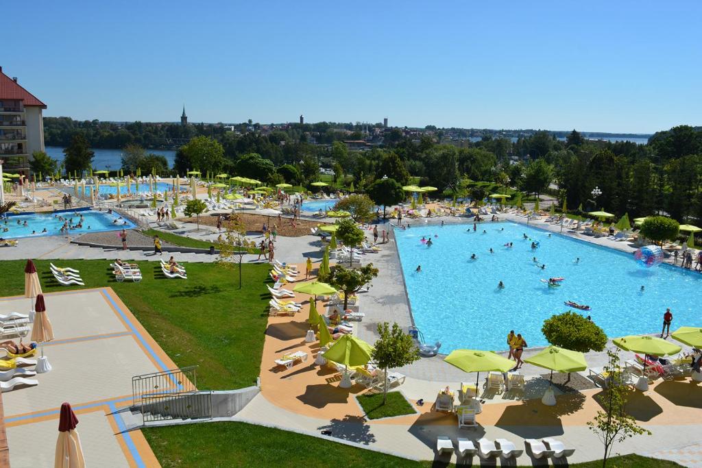 Bazén v ubytovaní Hotel Gołębiewski Mikołajki alebo v jeho blízkosti