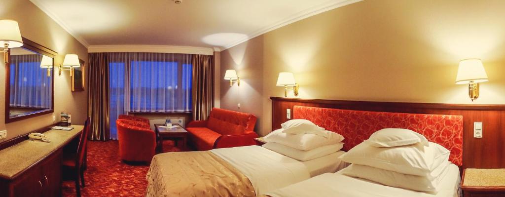 Posteľ alebo postele v izbe v ubytovaní Hotel Gołębiewski Mikołajki