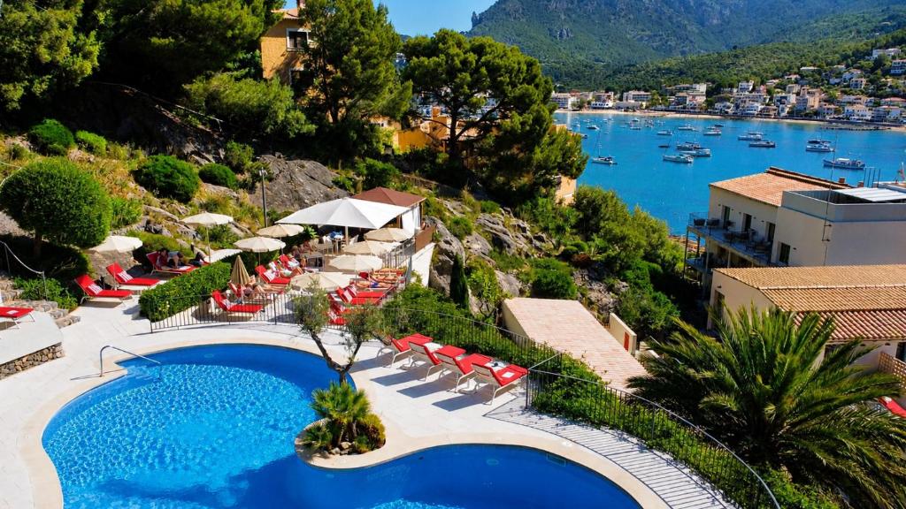 ein Resort mit Swimmingpool und Blick aufs Wasser in der Unterkunft Pure Salt Port de Sóller in Port de Sóller
