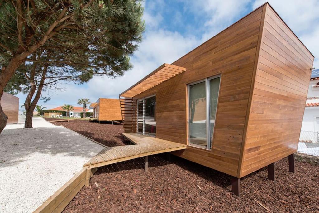 una pequeña casa de madera en la parte superior de un patio en Golden Halcyon - Ericeira Villas, en Ericeira