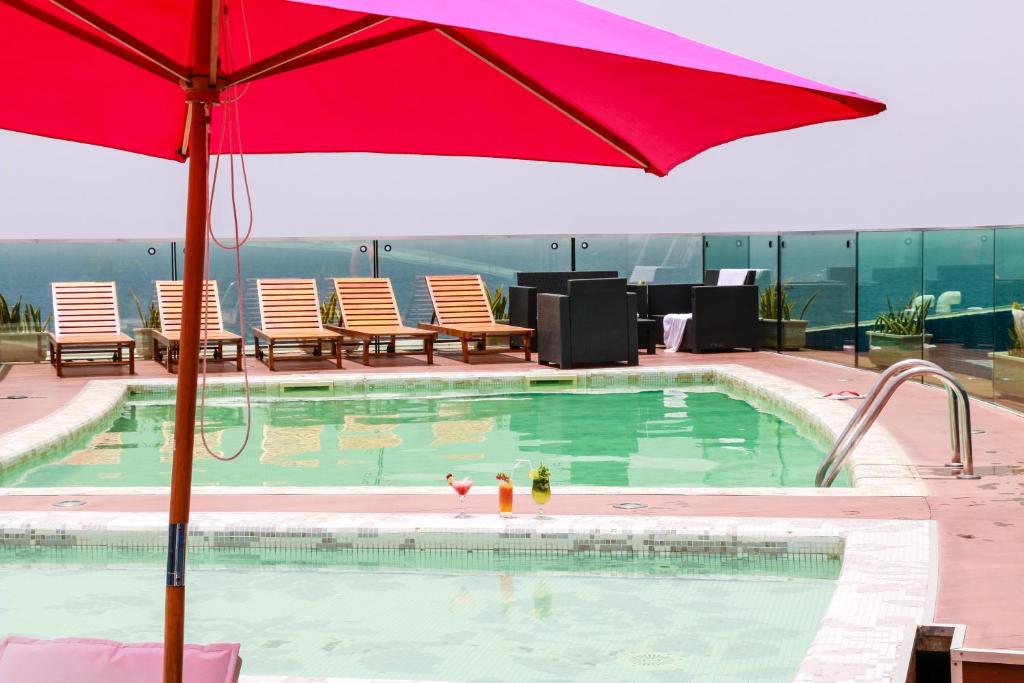 Bazén v ubytování Hotel Vip Praia nebo v jeho okolí