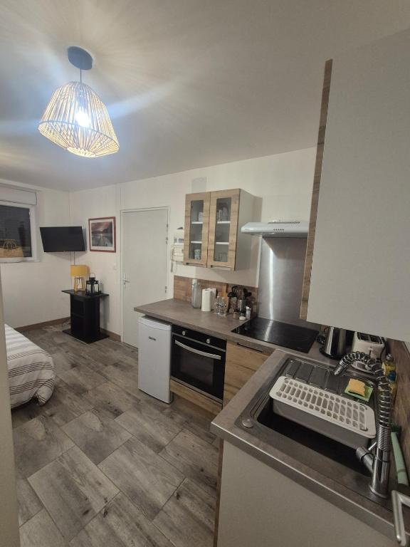 a kitchen with a desk and a computer keyboard at Comfortable one-story studio apartment in Péronne
