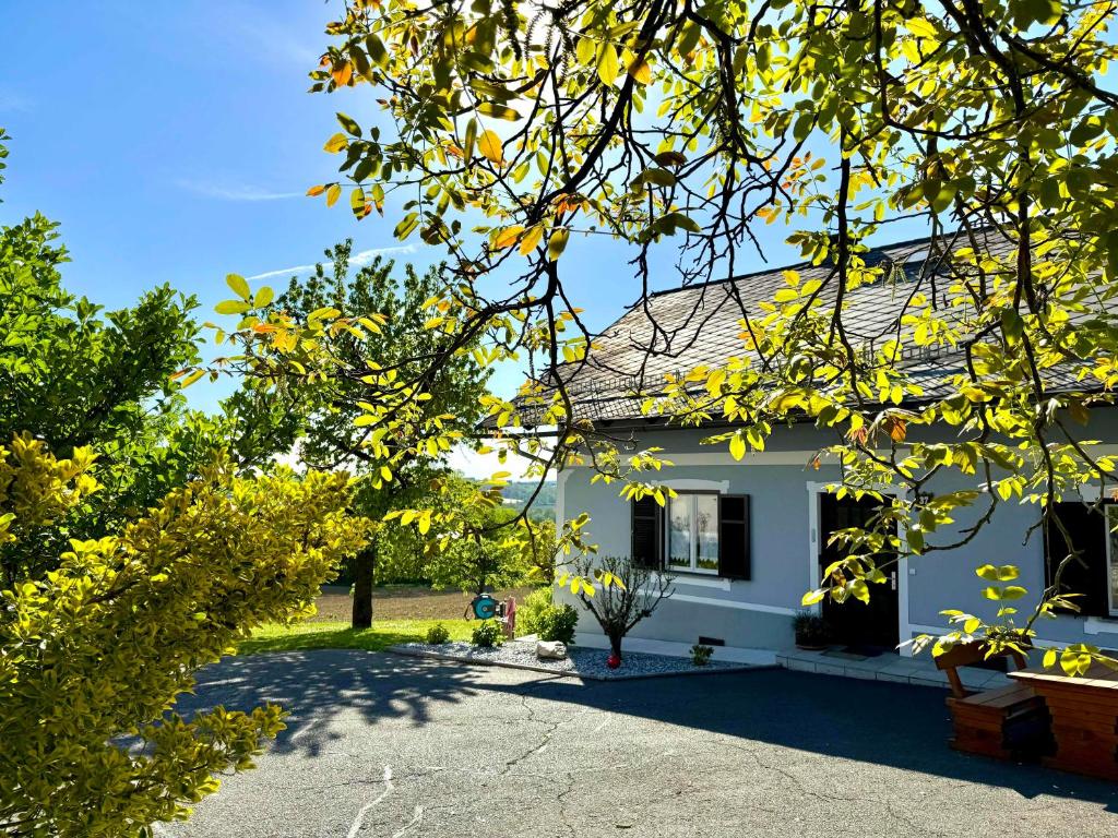 a white house with yellow leaves on it at Ferienhaus "Kleine Auszeit" in Tieschen
