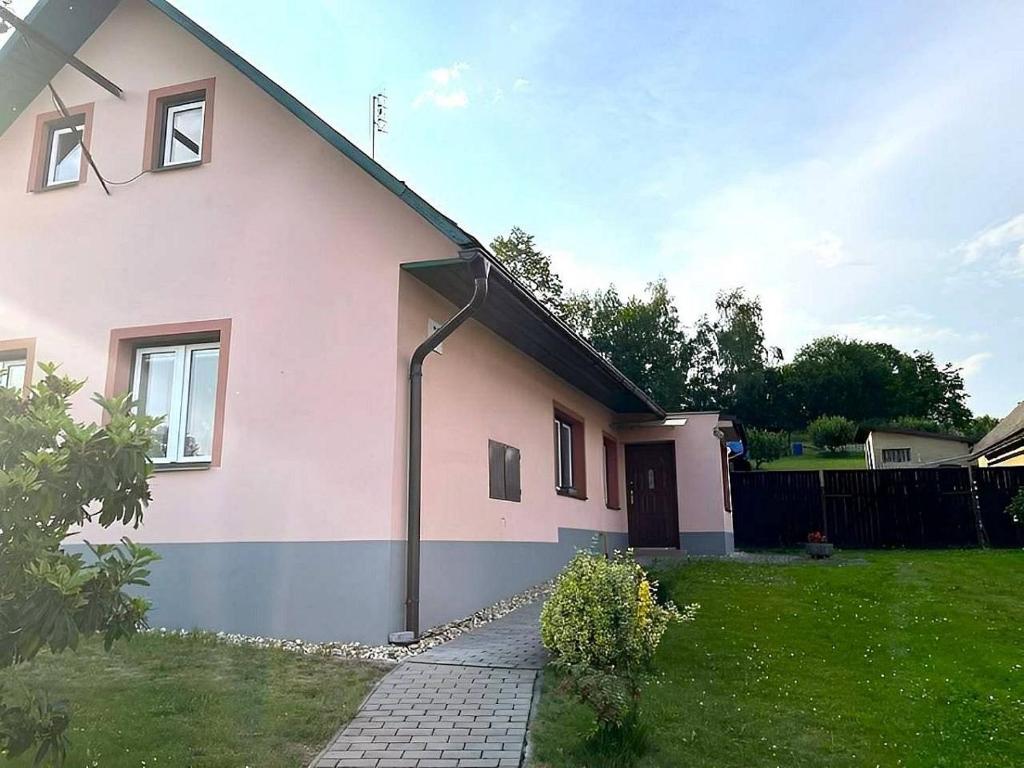 a white house with a fence and a yard at chalupa na Vysočině in Věž