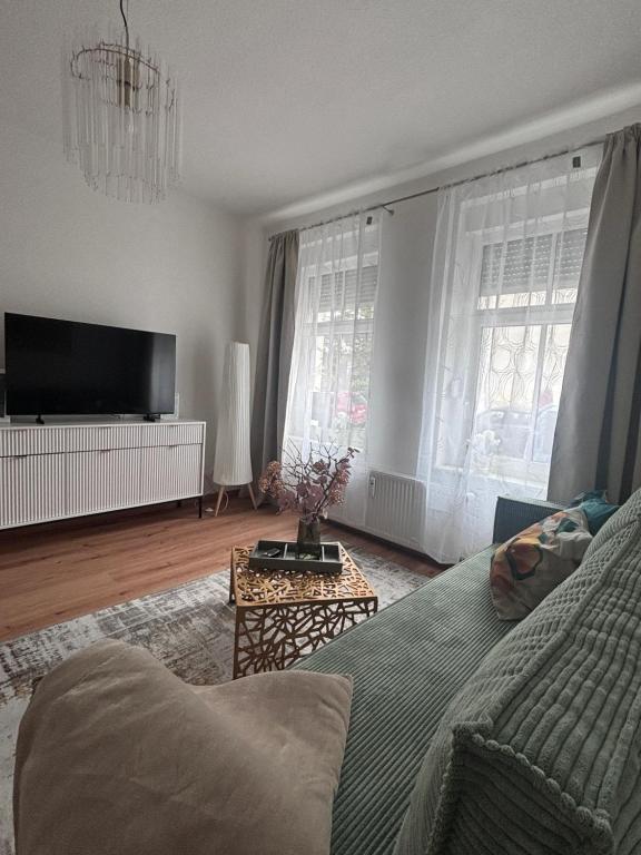 ein Wohnzimmer mit Sofa und Fernseher in der Unterkunft Apartment 45 - Moderne, ruhige 2 Zimmer-Wohnung mit WLAN in Wittenberge, Komplett ausgestattet mit EBK, ideal für Business, Privataufenthalte, Radfahrer sowie kurze und längere Aufenthalte - einzeln oder als Paar - Nahe Bahnhof, Zentrum - Fahrradgarage in Wittenberge