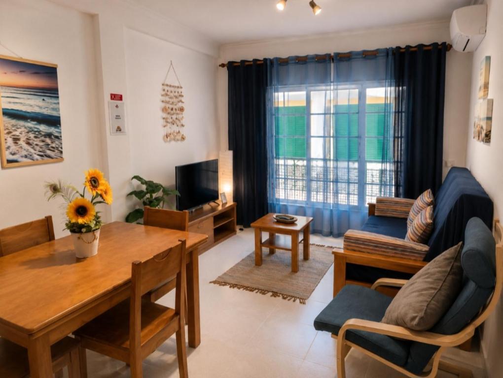 a living room with a table and a dining room at Apartamento Sunrise in Altura