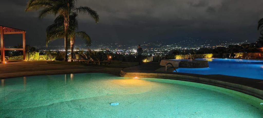 COSTA RICA, Apartamento en condominio Avalon Country Club,Santa Ana, terraza,balcon, restaurante, piscina, tenis,gimnasio - Deluxe Appartement Met 2 Slaapkamers En Balkon