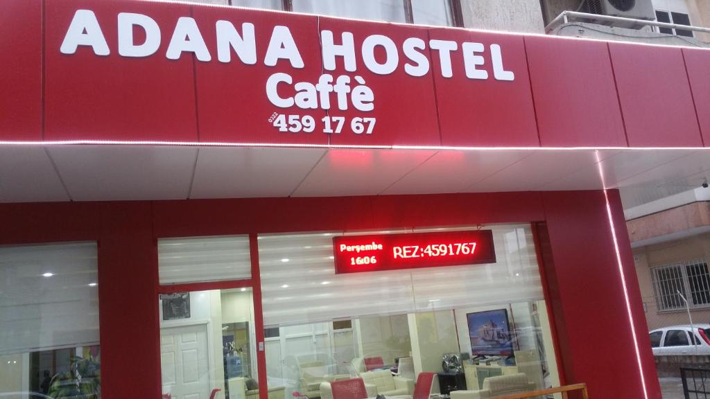 アダナにあるAdana Hostel 1の建物内の食堂赤い看板