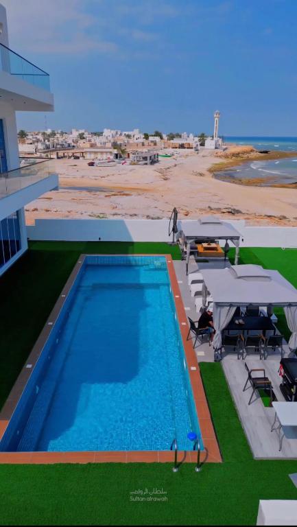 an overhead view of a swimming pool on a building at شاليهات الجوهرة in Fins