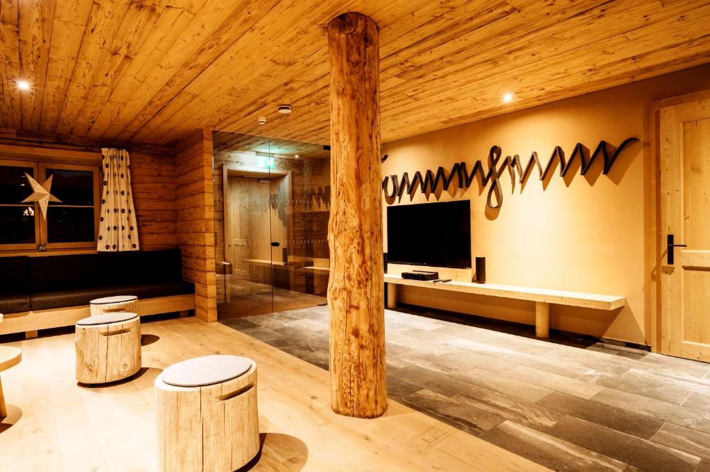Televisyen dan/atau pusat hiburan di alpen select lodge Kleinwalsertal
