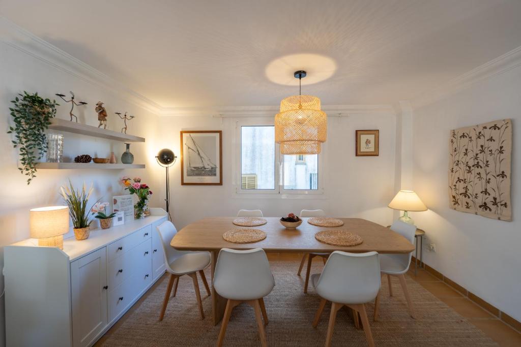 a dining room with a table and white chairs at Bonito chalet en Valldemossa in Valldemossa
