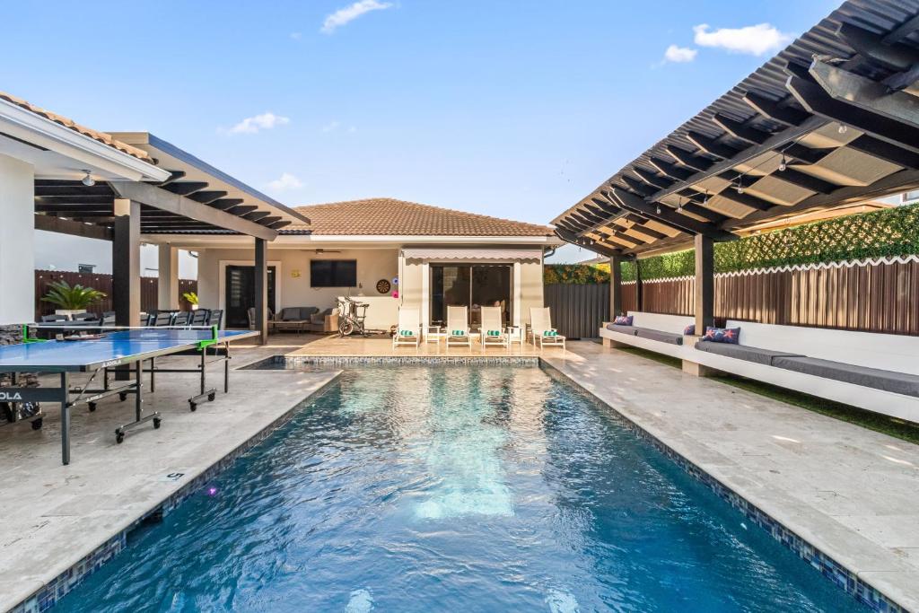 an image of a swimming pool in a house at Sunset Villa w Pool, Outdoor kitchen & Grill in Hialeah