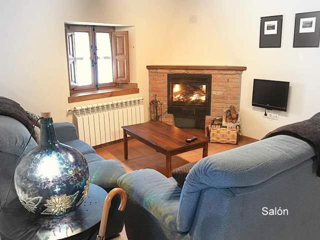 a living room with a couch and a fireplace at Casa de Pamirandi in Asiego