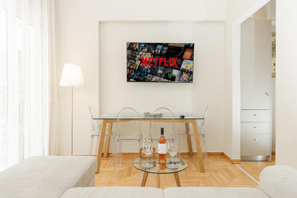 Cozy 2BR Stylish Apt - Balcony - Acropolis Metro