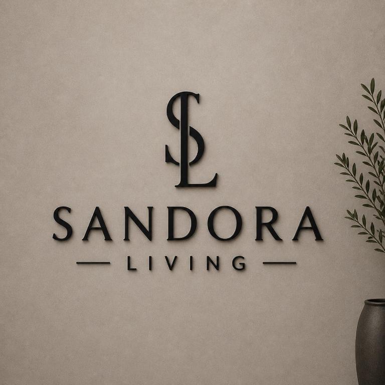 Sandora Living في فاليراكي: شعار لمدينة سانتاريو على جدار