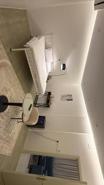 an overhead view of a room with a bed and a lamp at وحده نجمة الفندقيه2 in Al Qurayyat