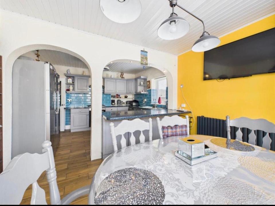 a dining room and kitchen with a glass table at Lake District Gate in Lancaster