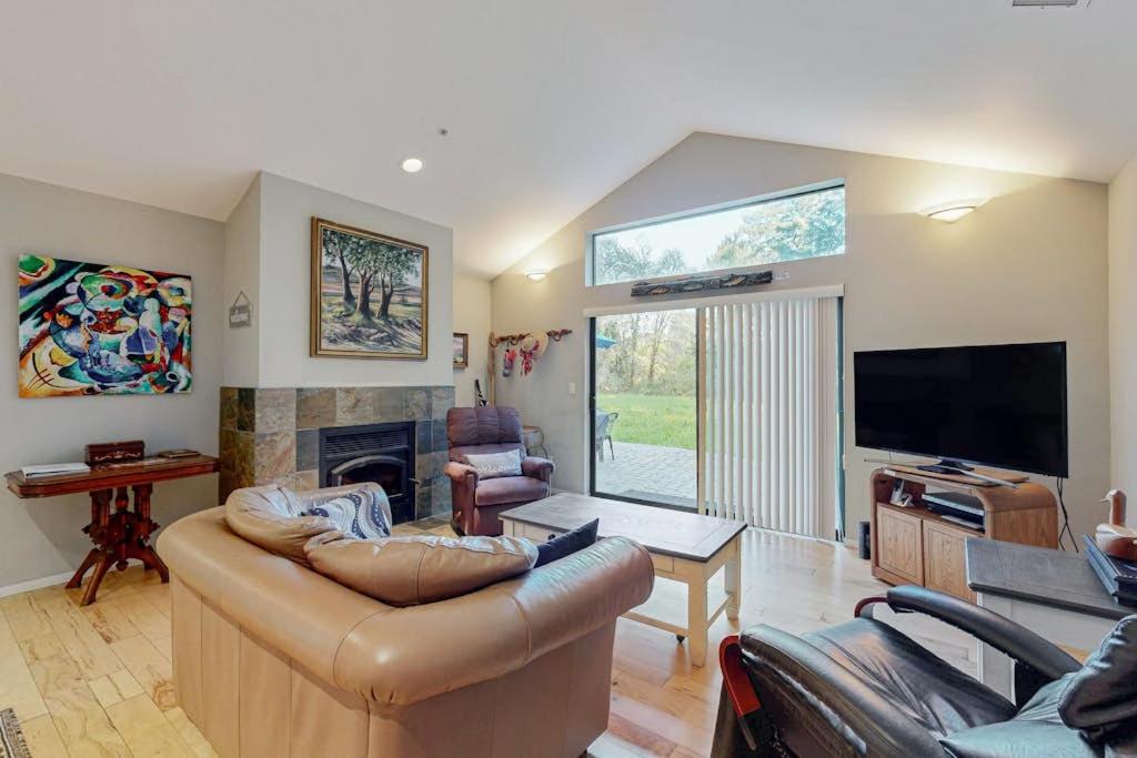 ein Wohnzimmer mit Sofa und Flachbildfernseher in der Unterkunft Casa Crotti in Sebastopol