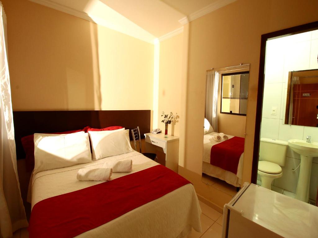 Giường trong phòng chung tại Hotel Caetité