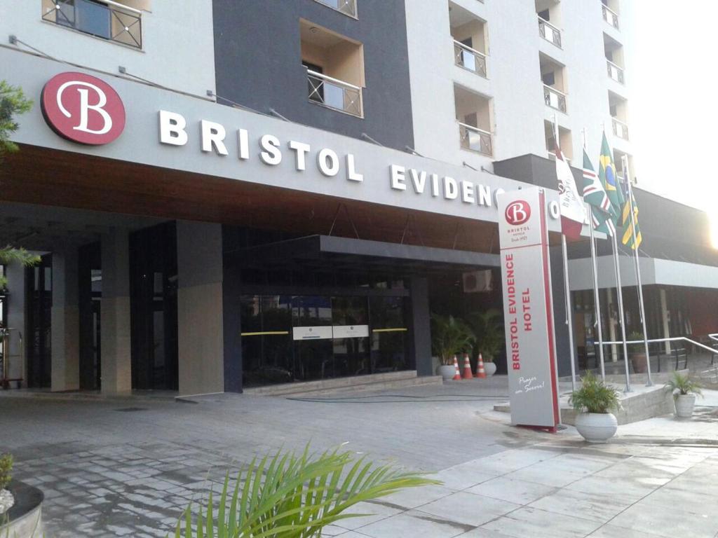 um edifício com um sinal para um bulvisor britânico em Bristol Evidence Hotel em Goiânia