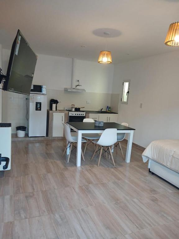 a kitchen and dining room with a table and chairs at Listo para vos in RSA