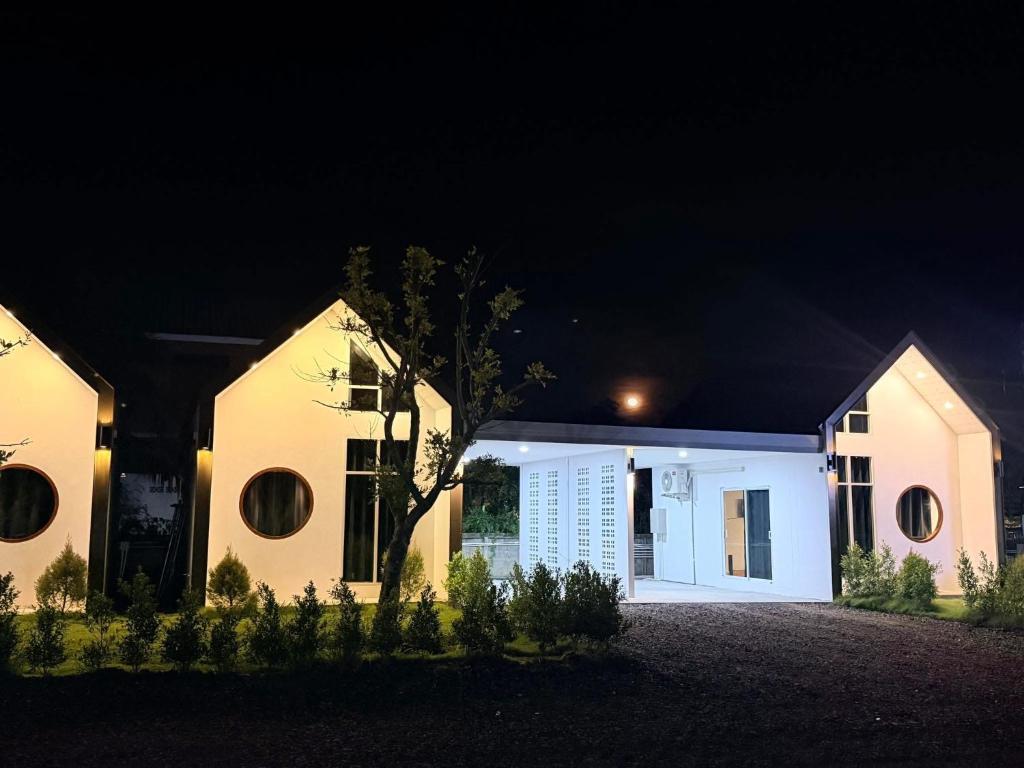 a house at night with the lights on at ภูไทโฮมสเตย์ บ้านกุดหว้า in Ban Don Um Lua
