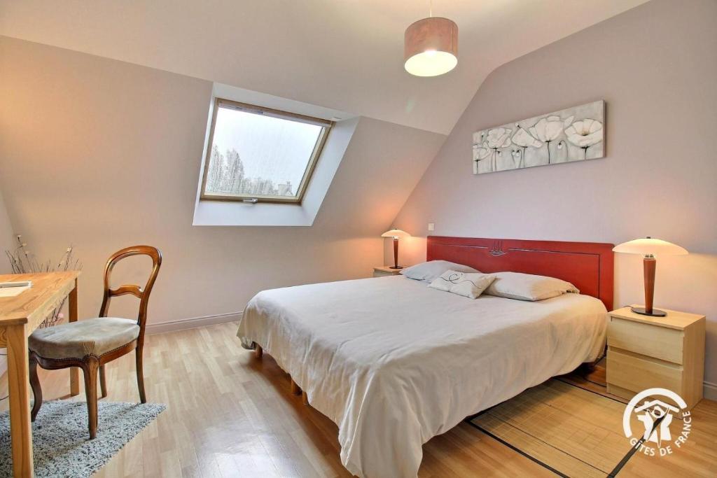 a bedroom with a bed and a desk and a window at Chambres d'hôtes de botconan in Baden