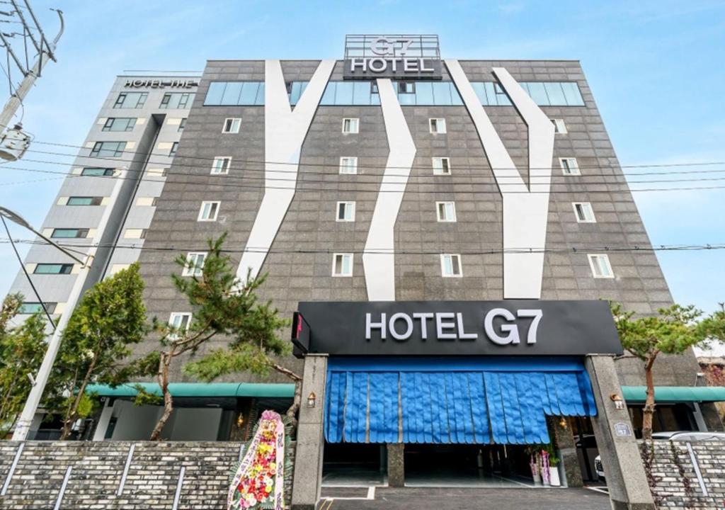 a hotel with a sign in front of a building at G7 Hotel in Tongduch'ŏn