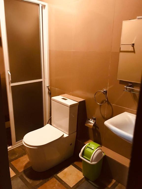 a bathroom with a toilet and a sink at Marigoldhome hotel and restaurant in Nuwara Eliya